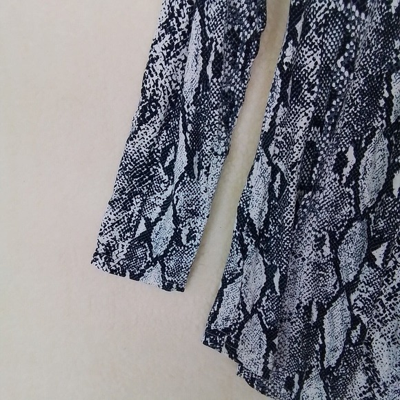 Longyuan Long Sleeve Peasant‎ Style Tunic Size Small in Gray White Snake Print - Picture 6 of 10